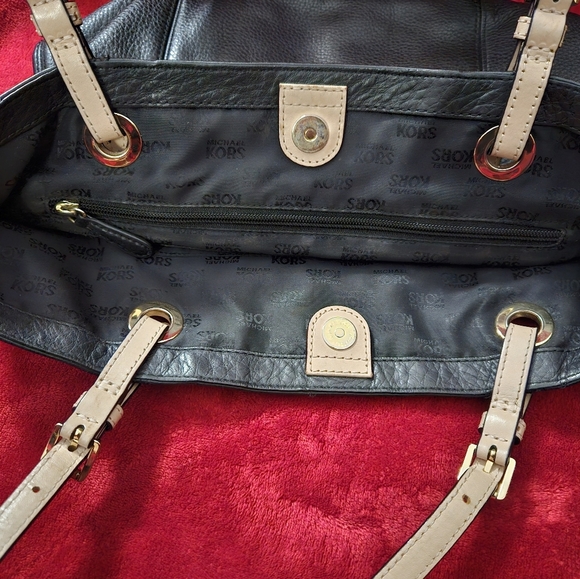 Michael Kors Jet Set Black Leather Tote - Picture 12 of 15